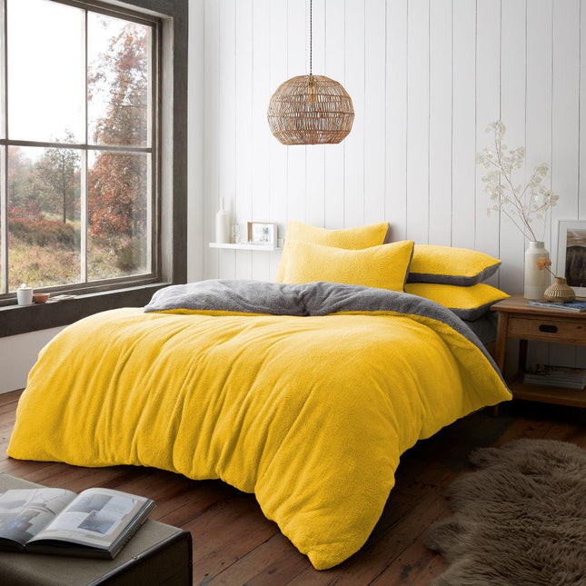 Stay warm in style with REVERSIBLE's reversible Ochre/Grey duvet cover set. Crafted from 100% soft polyester, its lightweight yet durable construction makes it ideal for any bedroom. Its modern pattern gives any room a cozy, inviting feel.