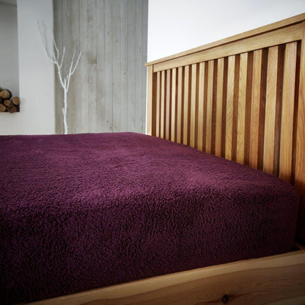 This TEDDY PLAIN Fitted Sheet in aubergine provides superior comfort and support. Enjoy a good night's sleep with its soft fabric and breathable material. Machine washable and fits mattresses.