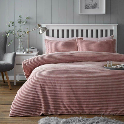 This CHUNKY RIB Teddy Duvet Cover Set is beautifully crafted in a blush pink hue for a timeless look. Its characteristic texture is made from premium quality polyester fabric to ensure lasting durability and comfort. Perfect for an elevated bedroom look and feel.